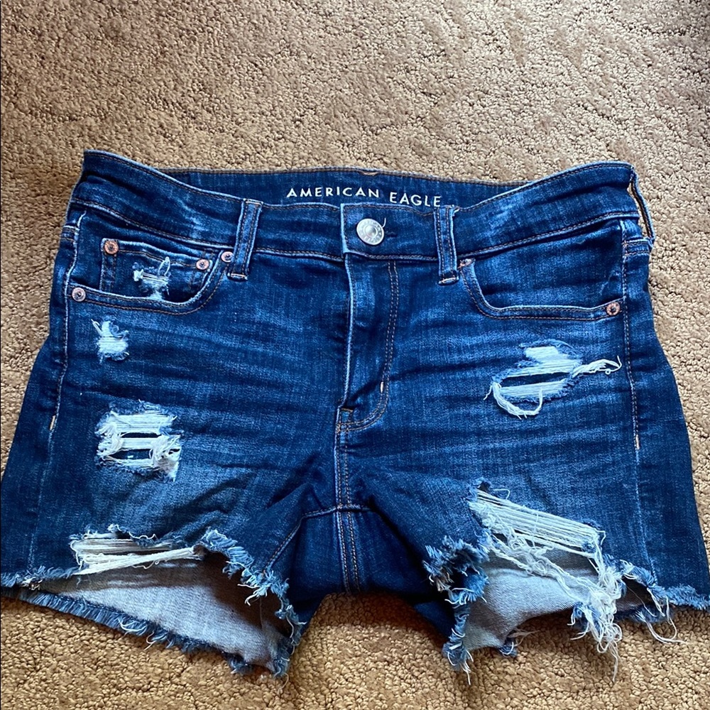 American Eagle Outfitters Women's Distressed Denim Shorts - MIDI short.
EUC